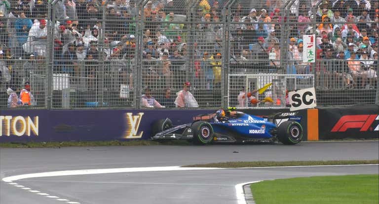 Carlos Sainz saliendo de su monoplaza tras el accidente.</p><p>