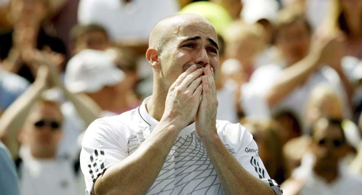 Andre Agassi lanza besos el día de su retirada, el 3 de septiembre de 2009 en Nueva York.  /EFE/Justin Lane