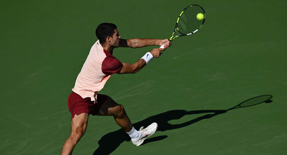 Carlos Alcaraz golpea un revés durante la semifinal de Indian Wells ante Jack Draper. /AFP