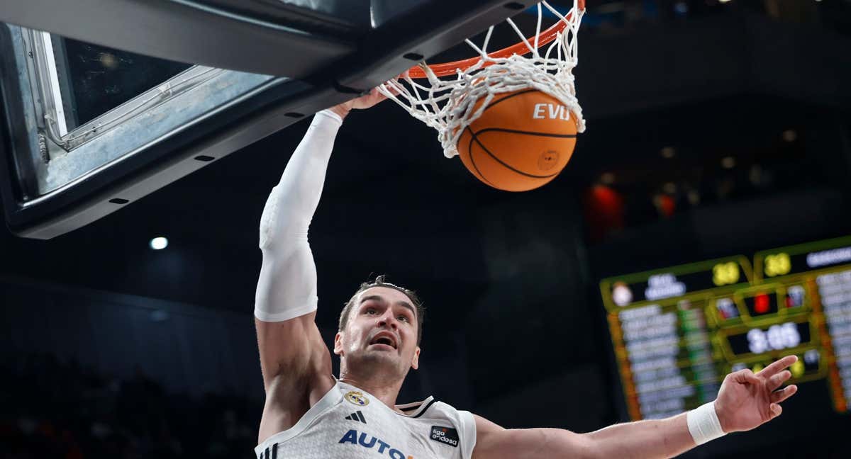 Mario Hezonja hace un mate durante el partido./EFE