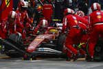 El idilio de Lewis Hamilton en Ferrari apenas dura unas vueltas y ya hay lío por los problemas de radio: «Me dijiste que llovería poco»