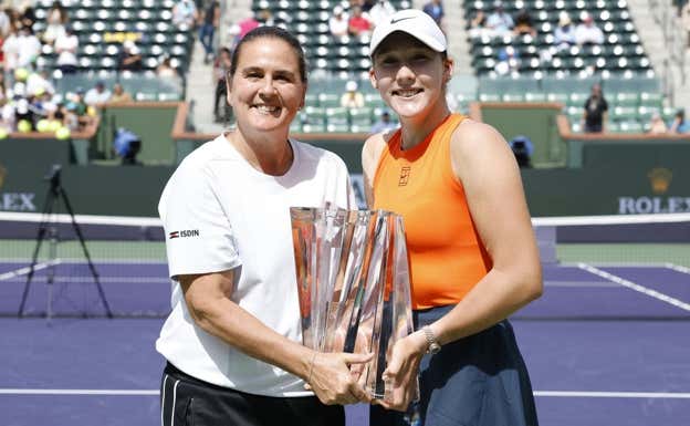 Conchita Martínez y Mirra Andreeva posan con el título de Indian Wells.  EFE