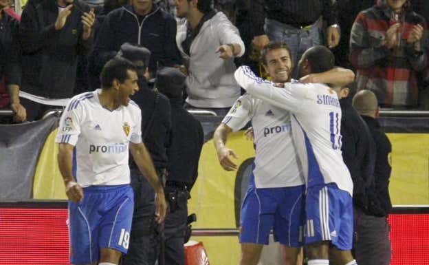celebra un gol con Sinama Pongolle. EFE