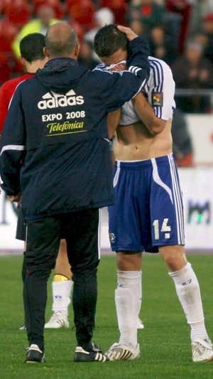 Gabi llora tras consumare el descenso del Zaragoza en Mallorca en 2008.  EFE