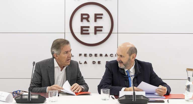 José Miguel Monje y Rafael Louzán en la reunión con los clubes de Primera y Segunda División del fútbol sala español.