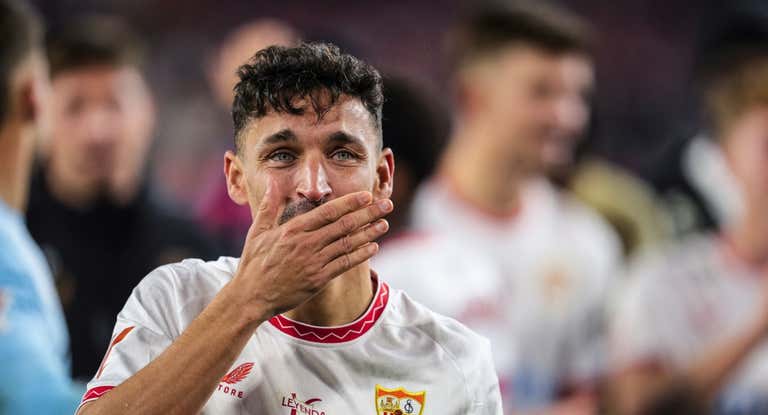 Jesús Navas, emocionado en su último partido en el Sánchez-Pizjuán.