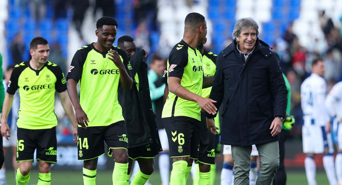 Pellegrini celebra la victoria en Butarque junto a sus jugadores./EP