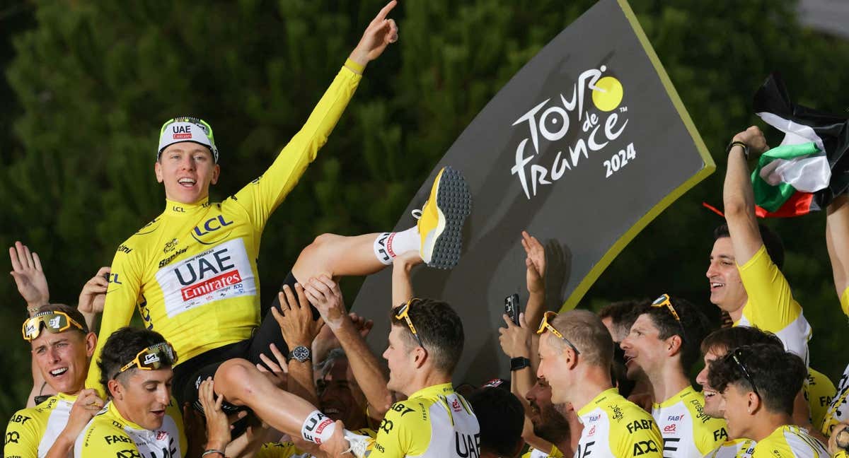Pogacar es aupado por el resto de sus compañeros tras conquistar el Tour de Francia del pasado año.