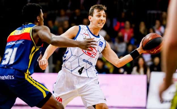 Van Lacke trata de dar un pase en un partido.  DV