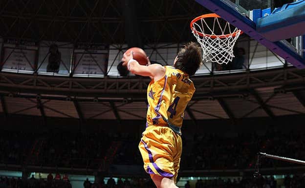 Van Lacke realiza un mate de espaldas en su etapa en Valladolid.  ACB