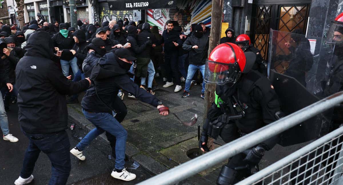 Aficionados italianos pelean con la Ertzaintza antes del partido./Reuters