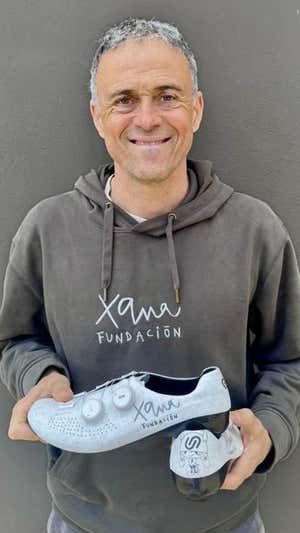 Luis Enrique, con las zapatillas.