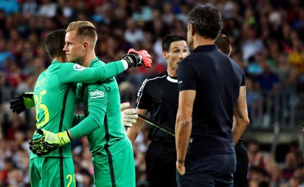 Ter Stegen sustituyendo a Jordi Masip en un Gamper.  AFP