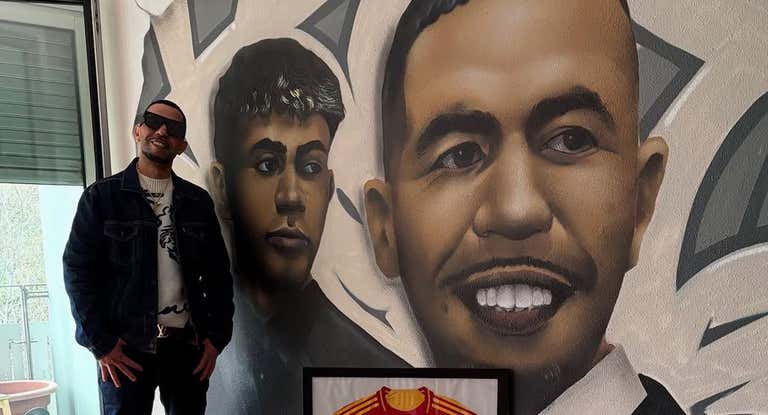 Foto del mural de Lamine y su padre.