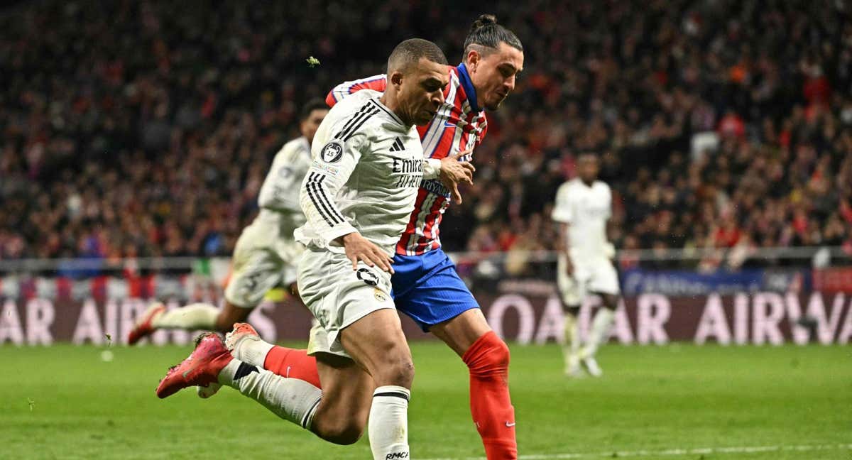 José María Giménez intenta frenar a Kylian Mbappé en el último derbi./Reuters