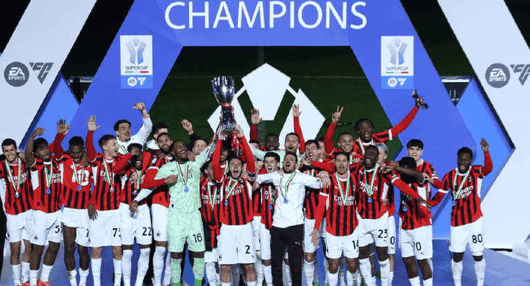 El Milan festeja la Supercoppa en Arabia.