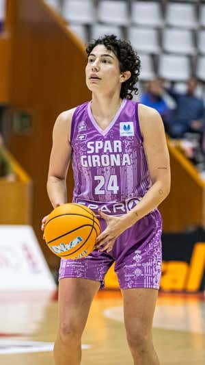 Ainhoa López, con la camiseta del Spar Girona por el Día de la Mujer.  FEB / David Subirana
