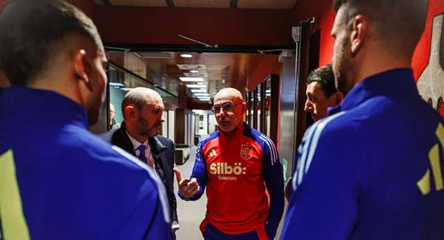 Rafael Louzán se estrena al frente de la Selección con agenda de ministro y al más puro estilo Obama