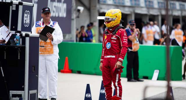 Lewis Hamilton ya sufre problemas en el paraíso y pone su primer límite a Ferrari: “No me gusta recibir comentarios mientras conduzco”