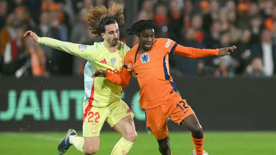 Cucurella pelea con Frimpong. /