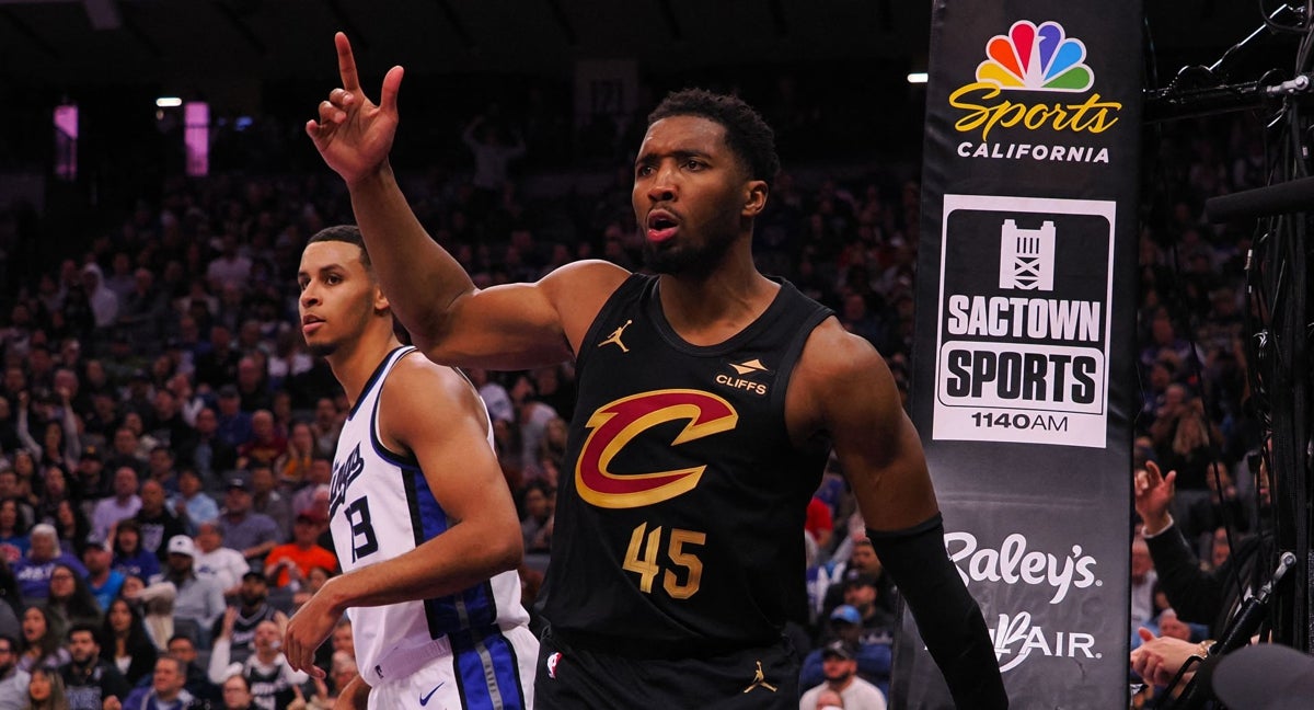Donovan Mitchell protesta a los árbitros durante el encuentro ante los Kings.