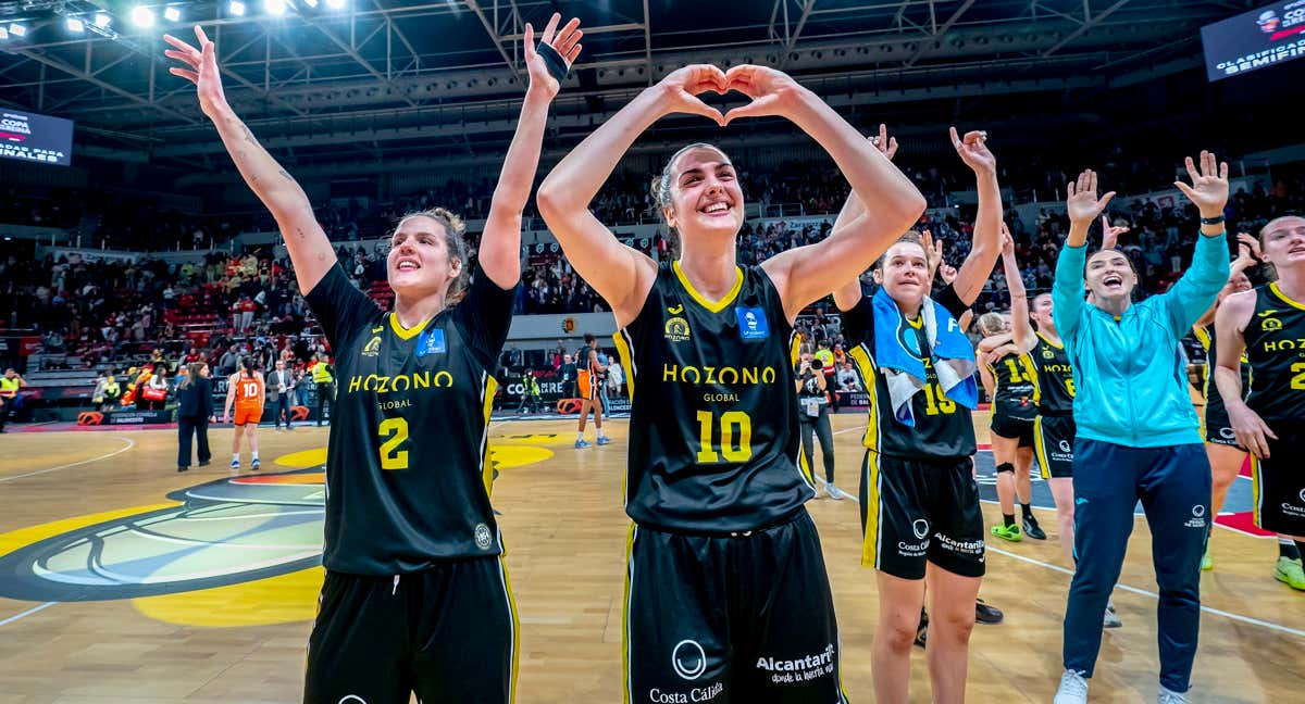 Las jugadoras del Jairis celebran el histórico triunfo ante el Valencia Basket./FEB