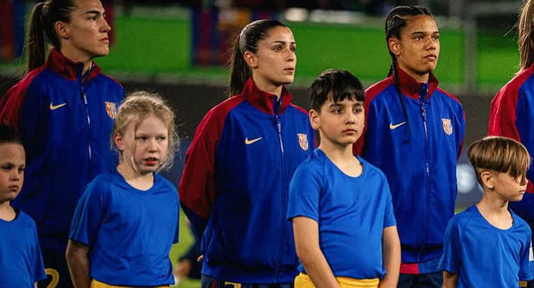 Jana durante el himno.