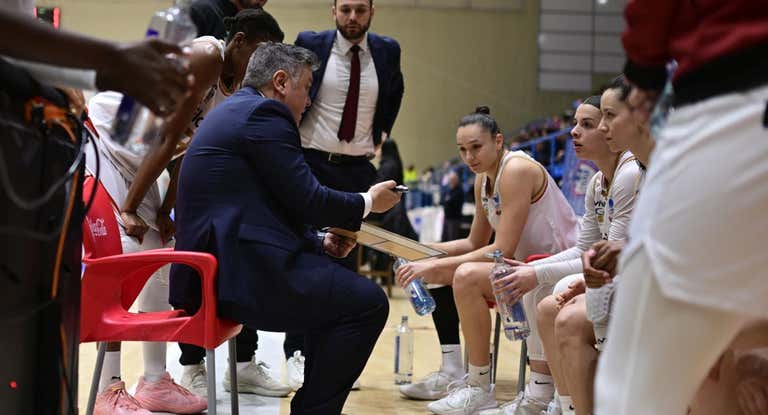 Lucas Fernández da instrucciones a sus jugadoras en el partido ante Baxi Ferrol.