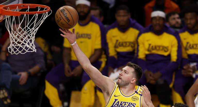 Luka Doncic anota una bandeja fácil ante los Nuggets.