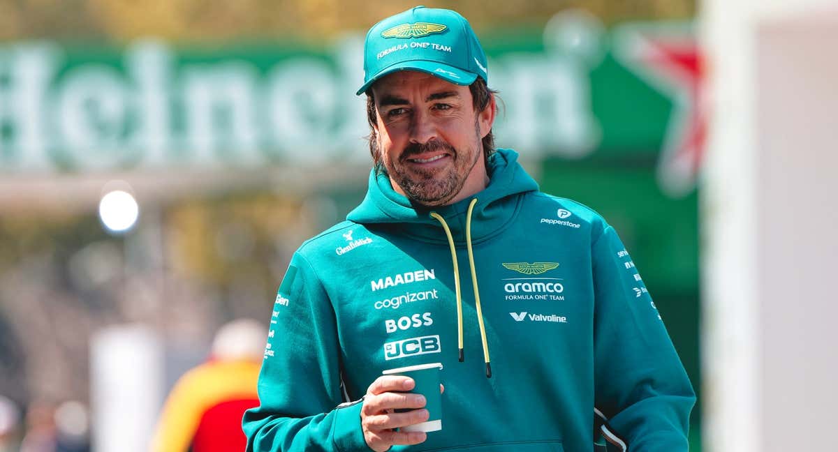 Alonso, con café en mano en el paddock de Shanghái.