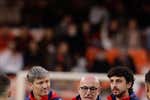 De la Fuente hace terapia con sus 'nuevos' centrales en un Mestalla que canta contra Lim hasta en un entrenamiento de la Selección