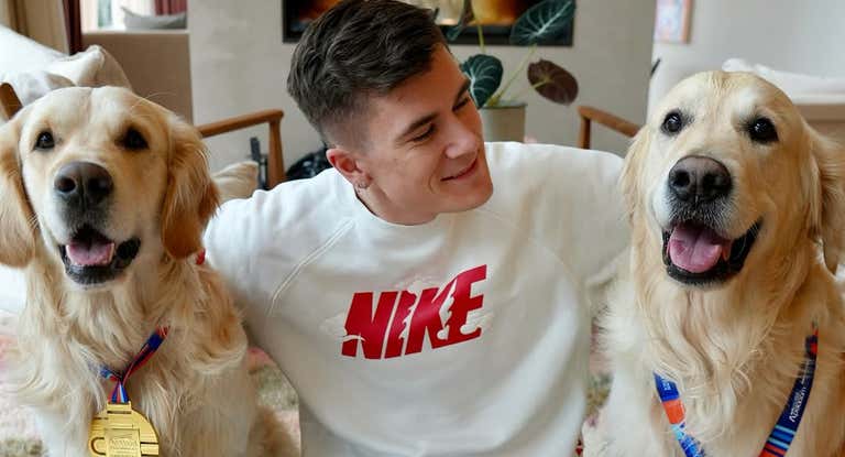 Jakob Ingebrigtsen, con sus perros tras el Europeo indoor.