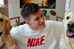 Jakob Ingebrigtsen regala medallas a sus perros, sin noticias de su enemigo fantasma