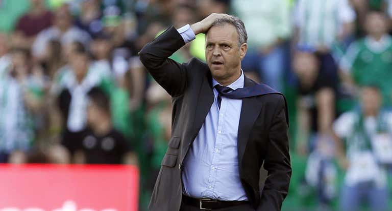 Joaquín Caparrós, en su etapa de entrenador en un derbi.