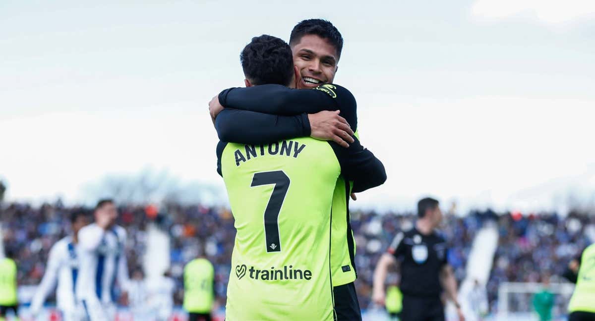 Cucho Hernández se abraza con Antony tras marcar en Butarque.