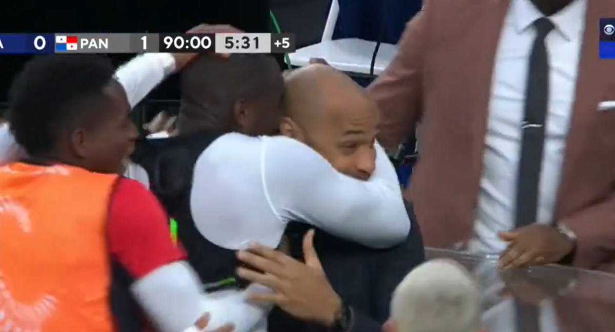 El abrazo de Waterman con Henry. /CBS SPORT