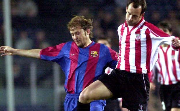Gaizka Mendieta pugna con Joseba Etxeberria en un partido. EFE