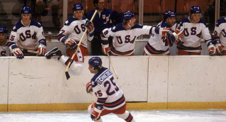 Partido de hockey hielo entre Estados Unidos y Rusia en 1980.