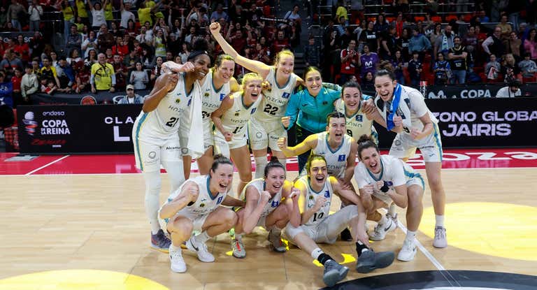 Las jugadores de Jairis celebran la victoria.