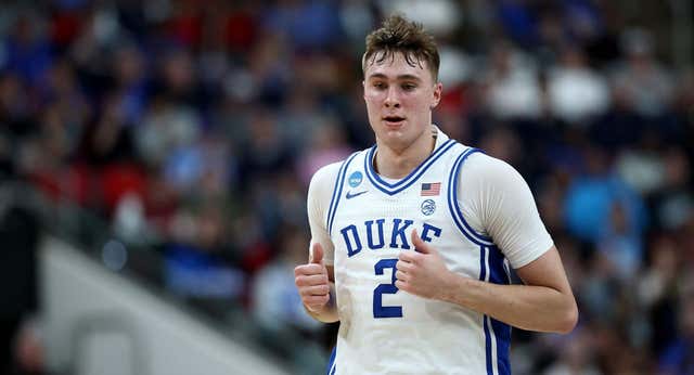 El dineral que puede perder Cooper Flagg, el próximo unicornio del baloncesto, si hace caso al «un año más» que le piden sus fans