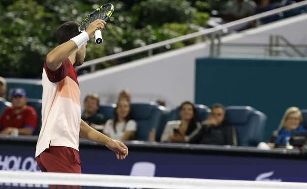 Carlos Alcaraz amaga con destrozar su raqueta víctima de la frustración ante Goffin.  Reuters
