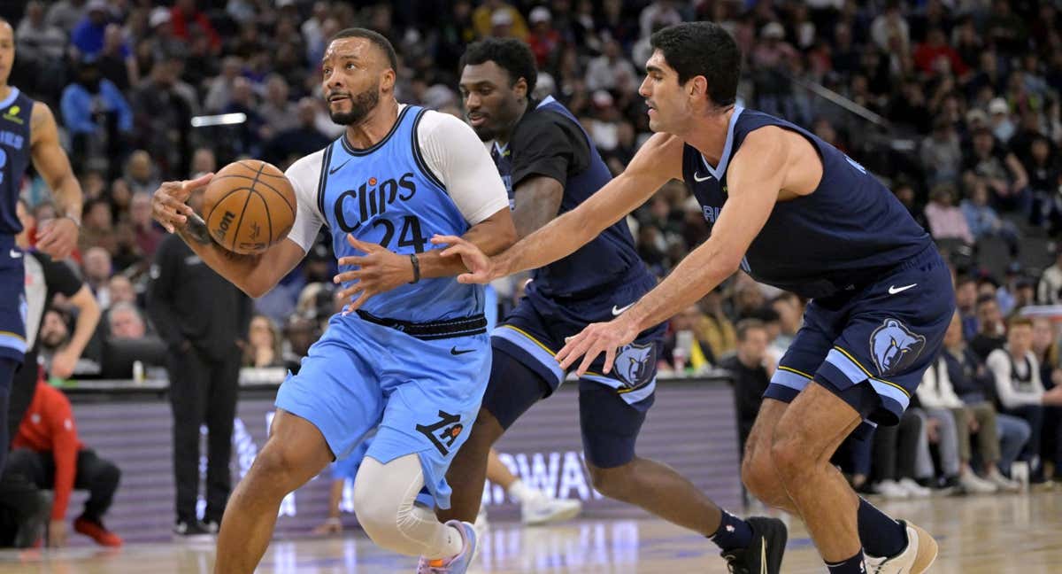 Santi Aldama trata de frenar a Norman Powell.