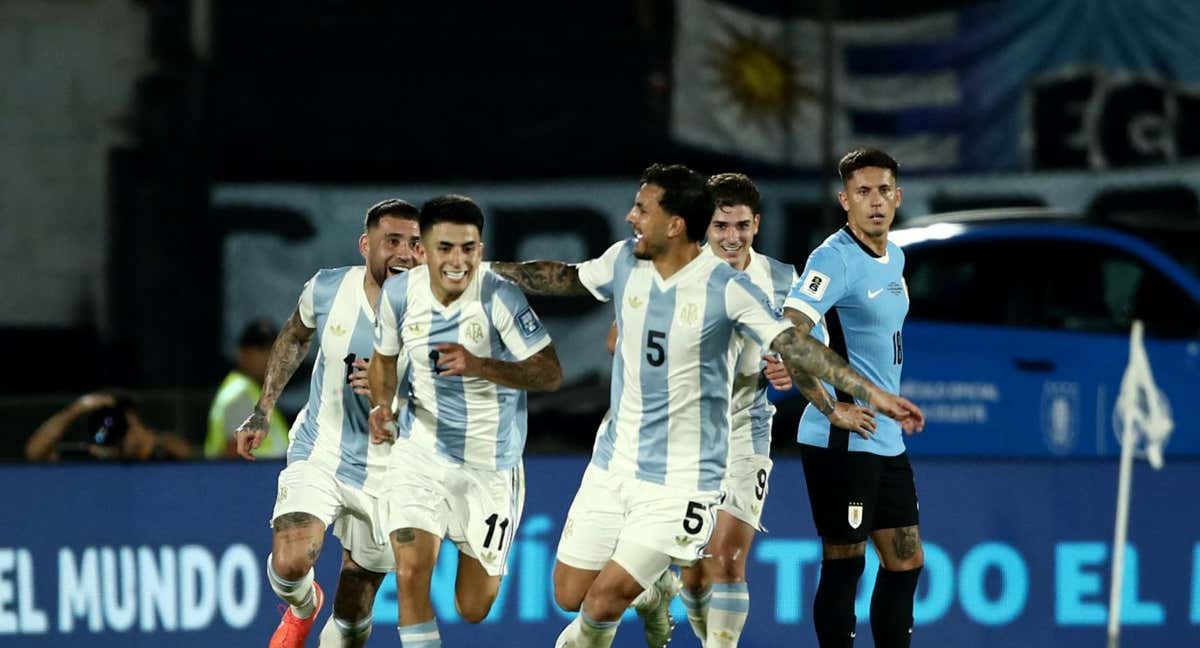 Almada celebra con Paredes y Otamendi el gol de la victoria. /REUTERS