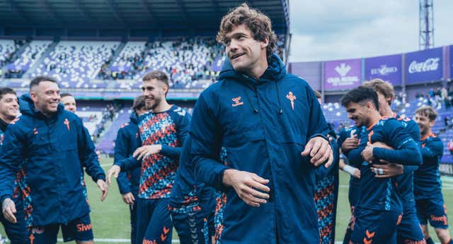 La segunda juventud de Marcos Alonso en el Celta empezó con un WhatsApp de Iago Aspas, siguió con una tensa espera y se forjó entre chavales: “Es como un canterano más”