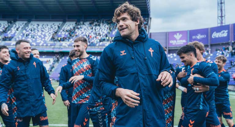 Marcos Alonso celebra la victoria en el último partido del Celta.