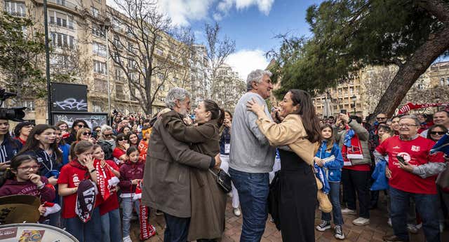 Un pasodoble, Romay como maestro de ceremonias y «una fiesta que muestra los valores del baloncesto» llevan la Copa de la Reina a otro nivel