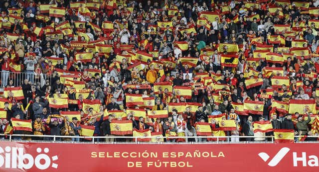 Mestalla empujó hacia el 1-0: gol de Iniesta en las pantallas, ovación a Huijsen… y hasta hicieron la ola