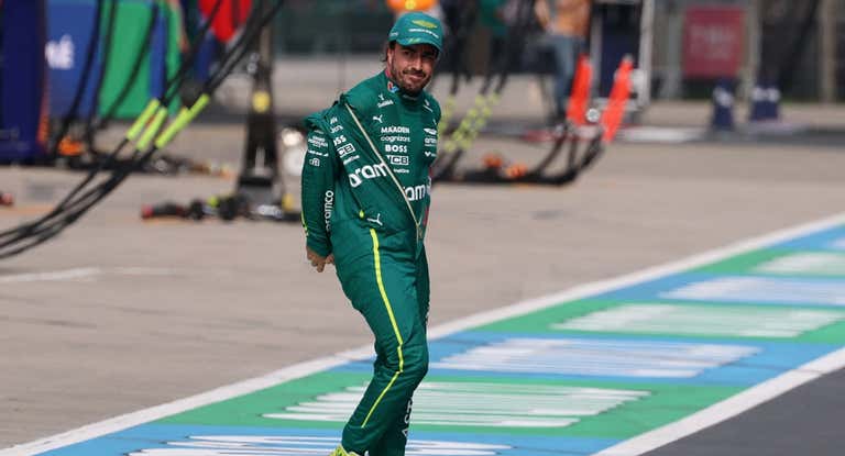Alonso, con cara de circunstancias tras abandonar.