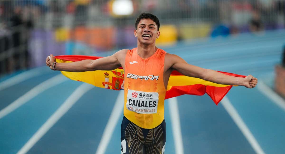 Elvin Josué Canales celebra su medalla de bronce en el Mundial indoor de Nanjing.