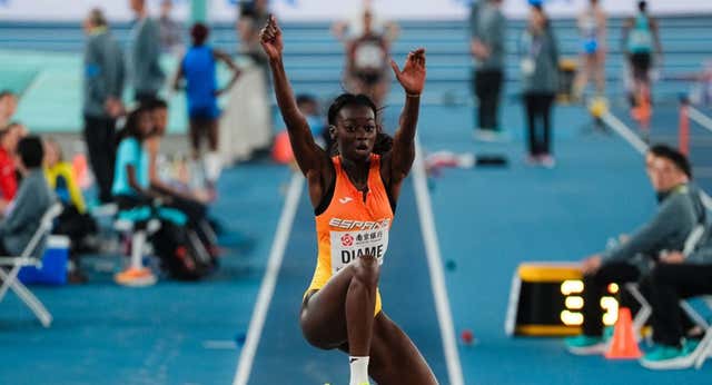 Fátima Diame se cuelga un milagroso bronce mundial saltando con su pierna ‘mala’